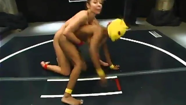 Janay Dominates Yellow Kitty’s Pussy with Strapon on Tatami Mat