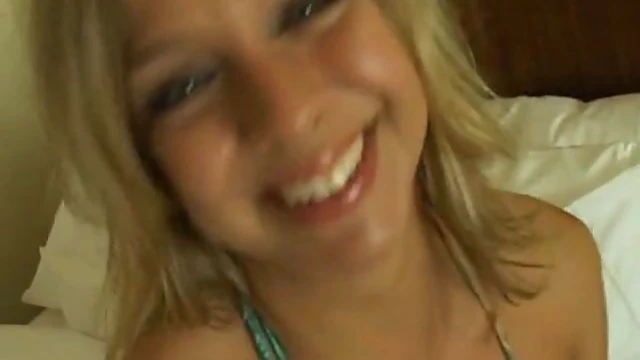 Seductive Chick Delivers Unforgettable Blowjob Experience