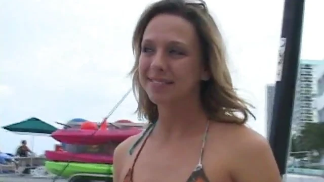 Seductive Chick Delivers Unforgettable Blowjob Experience