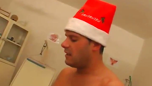 Wild Chick Gets Her Pussy Fisted by a Kinky Guy for Extreme Action