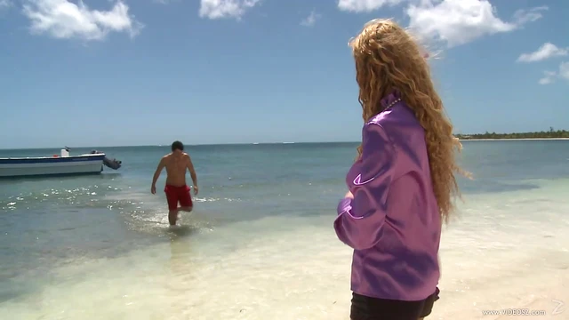 Sizzling Beach Encounter: Crazy Couple Gets Naked & Fucks Passionately