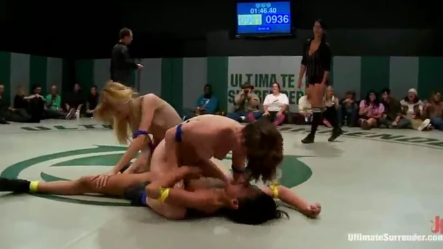 Sizzling Lesbians' Catfight Ends With Steamy Games On Tatami Mats