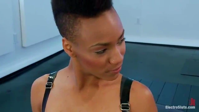 Passionate Nikki Darling Gets Cunt Destroyed by Metal Strapon Thrusting