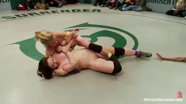 Lustful Trio Licking & Fingering Pussy in Steamy Ring Orgy Action