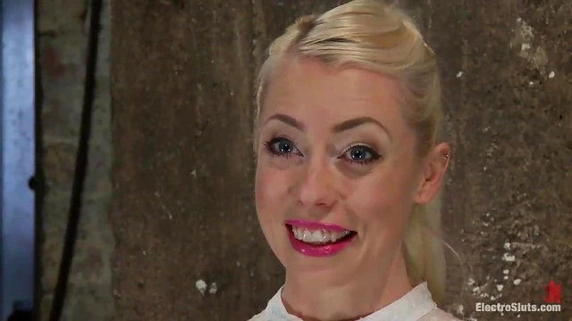 Hot Lorelei Lee Gets Strap-on Fucked & Dominated by Bobbi Starr Lesbians