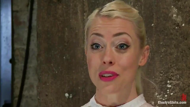 Hot Lorelei Lee Gets Strap-on Fucked & Dominated by Bobbi Starr Lesbians