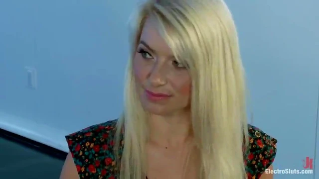 Sultry Sex Goddess Anikka Albrite Plays With Dildo Before Getting Toyed Deeply