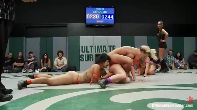 Dominant Nude Women Face Sitting Each Other During Matside Power Clash