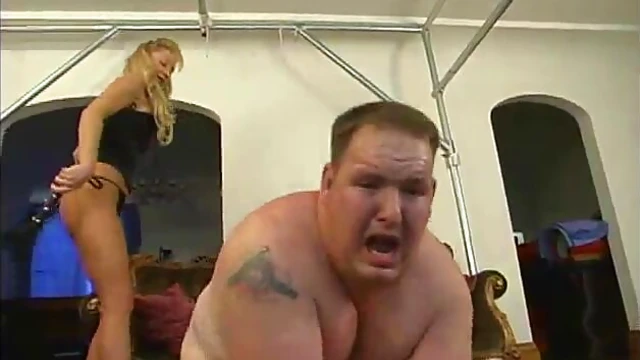 Dominant Blonde Freaks Out Her Submissive Partner's Fantasies In Bed