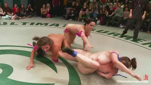 Kinky Sluts Finger & Lick Pussy Passionately Around The Ring