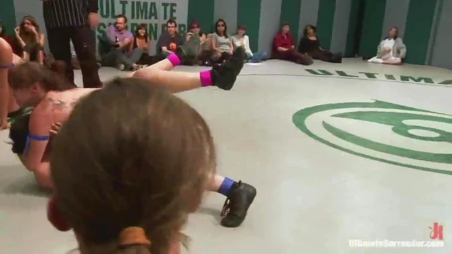 Kinky Sluts Finger & Lick Pussy Passionately Around The Ring