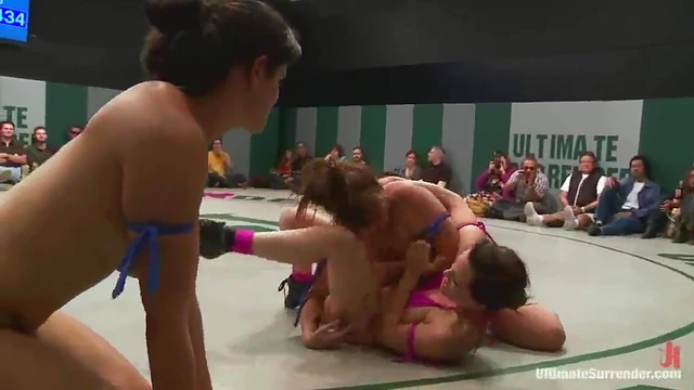 Kinky Sluts Finger & Lick Pussy Passionately Around The Ring