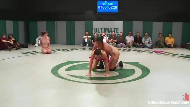 Kinky Sluts Finger & Lick Pussy Passionately Around The Ring