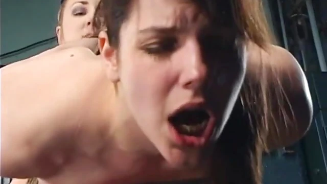 Bobbi Starr Gets Her Pussy Fucked & Fingered by Lesbo Roommates