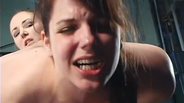 Bobbi Starr Gets Her Pussy Fucked & Fingered by Lesbo Roommates