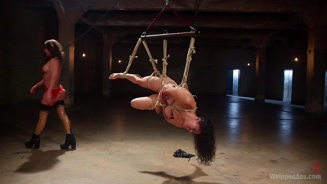 Passionate Izamar Eats And Pleases Her Girlfriend’s Shaved Pussy Fully