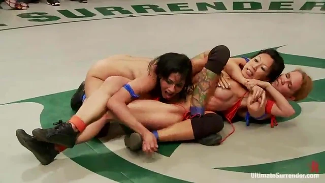 Kinky Girls Explore Each Other’s Cunt During Playful Encounter