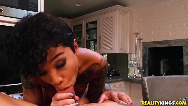 Sensual Honey Gold Seduces Her Lover into an Explosive Fucking Adventure