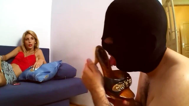 Foot Worship Training: Submissive Slave Pleases Mistress's Soles Passionately