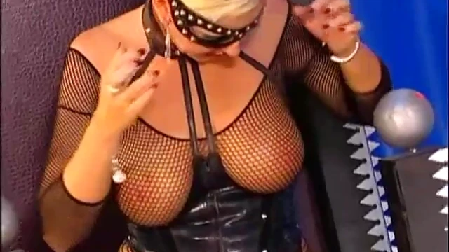 Sensual Goddess Bettina Shows Off Her Erotic Self-Pleasure Skills Live