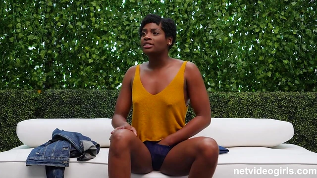 Kelly's Short Hair Shines As She Takes Control With Hot White Cock Action