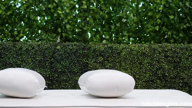 Kelly's Short Hair Shines As She Takes Control With Hot White Cock Action