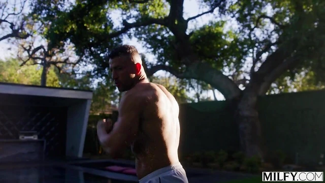 Ebony Bombshell Gets Her Pussy Pounded Hard By Strong Stud In Bed