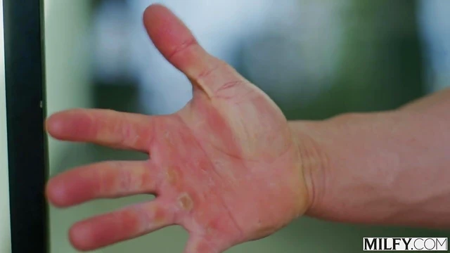 Ebony Bombshell Gets Her Pussy Pounded Hard By Strong Stud In Bed