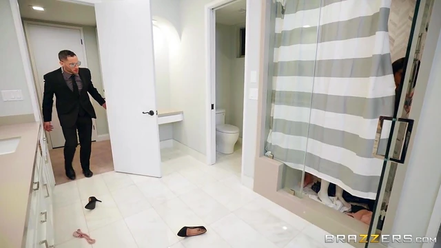 Ebony Chick Lala Ivey Gets Pounded Hard During Bathroom Threesome Fun