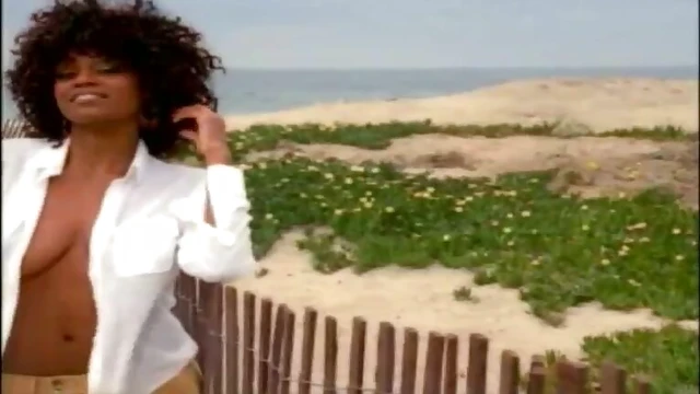 Seductive ebony babe Qiana Chase enjoys intimate beachside pleasures.