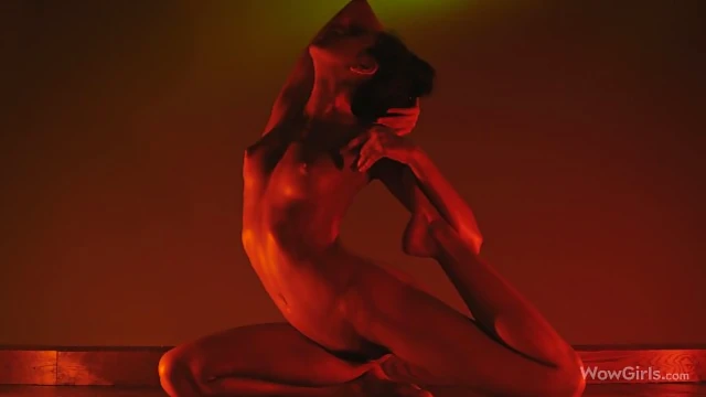 Stunning Ukrainian Model Alissa Foxy Teases & Tempts in Seductive Show