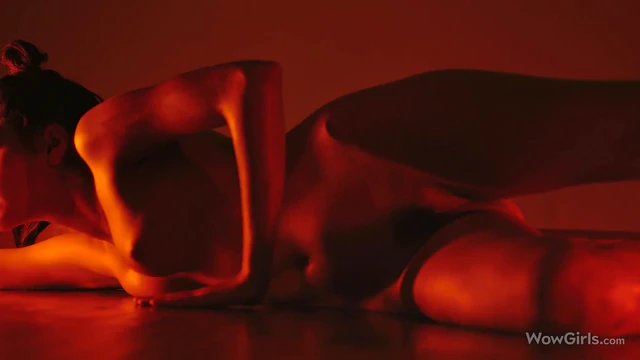 Stunning Ukrainian Model Alissa Foxy Teases & Tempts in Seductive Show