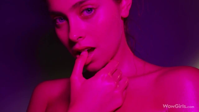 Sensual Solo Show by Gorgeous Alissa Foxy Captivates Every Viewer's Desire