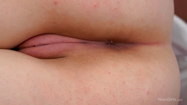 Cool Girl Kinsley Explores Her Curves & Pussy Solo At Home Naturally