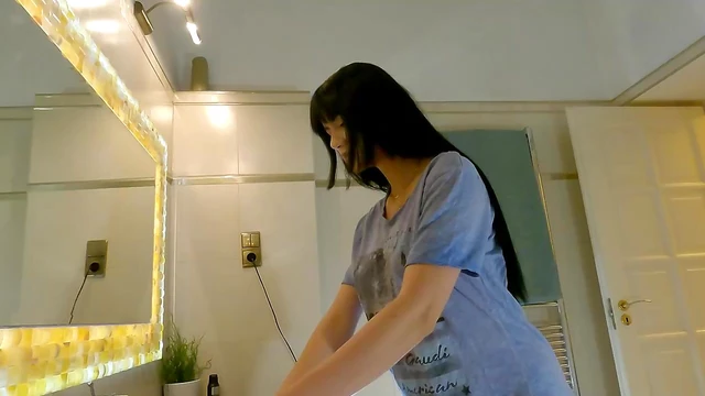 Junoesque women at tshirt action