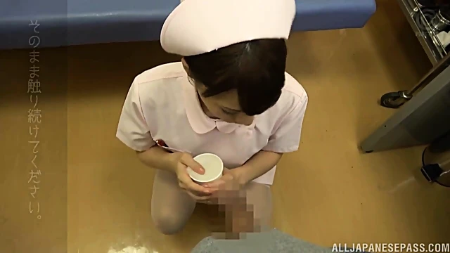 Airi Suzumura Gets Convinced To Handjob A Huge Cock In Clinic