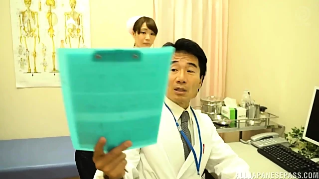 Airi Suzumura Gets Convinced To Handjob A Huge Cock In Clinic