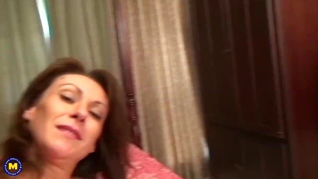 Hungry Milf Feeds Her Thirsty Pussy Urgently Seeking Pleasure