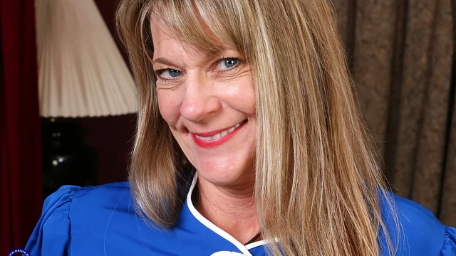 Seductive Mature Mom Betsy Feeds Her Hot Cunt With Skill