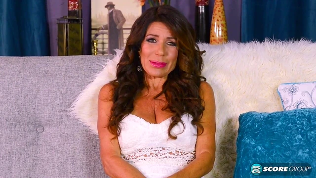 Sultry Layla Lamora Delivers Unforgettable Blowjob Experience