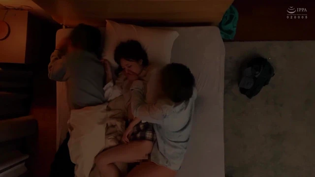 Sexy Cuckolded Wife Rubs Her Legs & Takes Raw Cock In Ass For Voyeurs To Watch Live