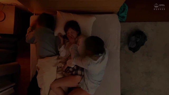 Sexy Cuckolded Wife Rubs Her Legs & Takes Raw Cock In Ass For Voyeurs To Watch Live