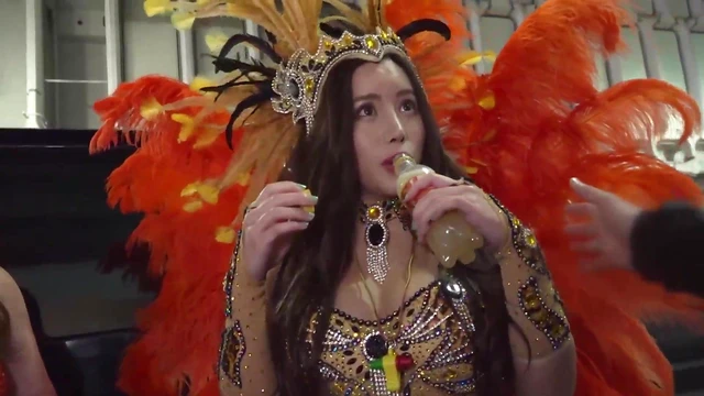 H-Cup Exhibitionist Showcases Big Breasts & Booty Captivating Men's Desires