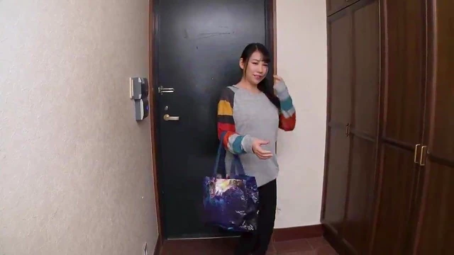 Riri Shiraki's Seductive Pita Butt Tempts During Hot Housecleaning Sex Act II