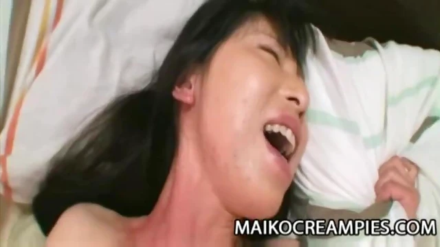 Japanese Beauty Gets Dirty Cunnilingus From Her Bird Lover In The Woods