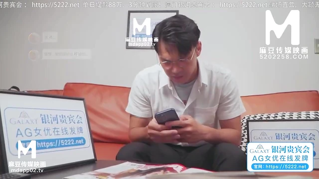 Seductive Dainty Lovebird Gives Jaw-Dropping Blowjob Experience