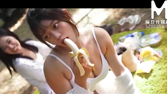 Sultry Lusty Woman Seduces Camera in Explicit Chinese Porn Scene