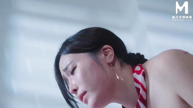 Ai Xi Radiates Passion in Sultry Threesome Action