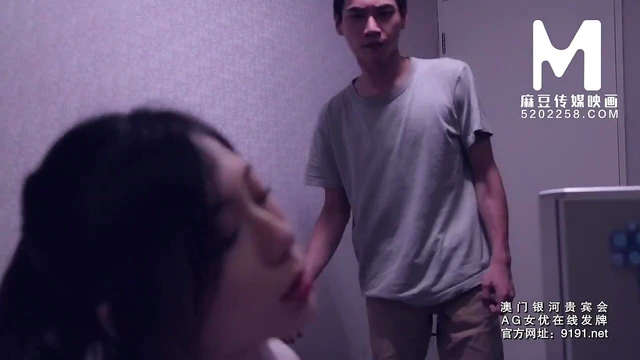 Sweet Temptress Reveals Her Naughty Secrets in Steamy Bedtime Encounter