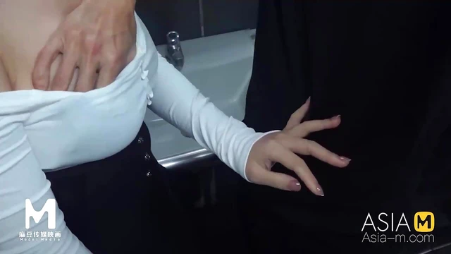 Gorgeous Mantrap Enjoys Steamy JAV Action With Hot Guys